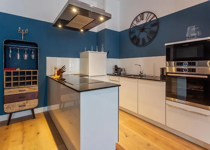 At Im First アパート *